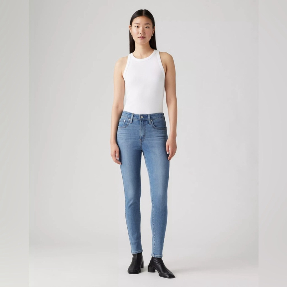 Levi’s 721 high rise skinny jeans light wash size 28”